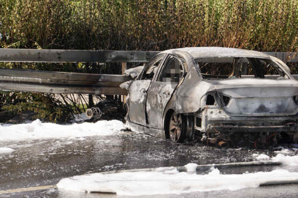 Der Fahrer fiel den Flammen zum Opfer und starb in dem Auto.