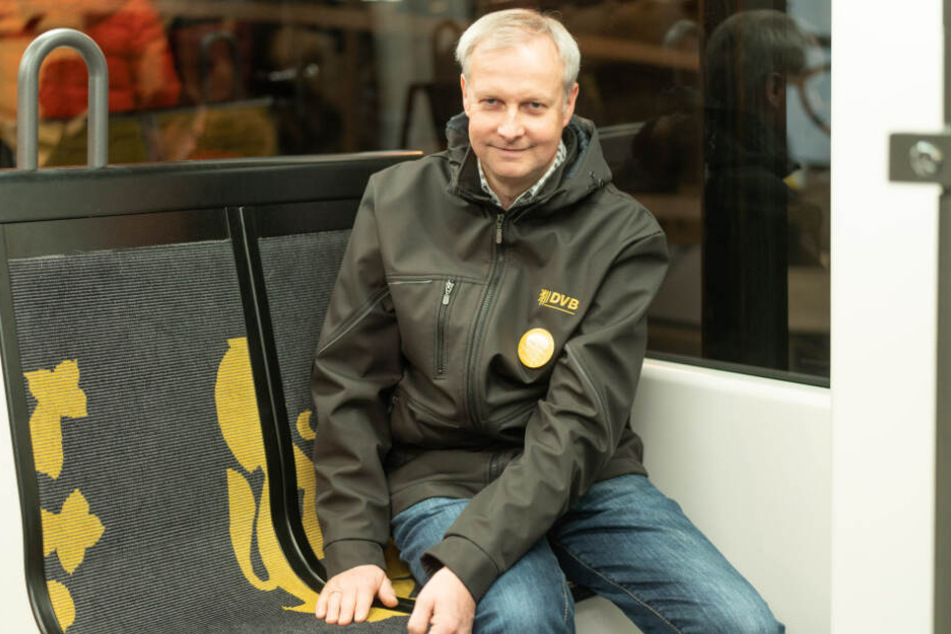 DVB-Straßenbahnchef Holger Seifert (53) zeigt die als zu hart empfundene Kante.