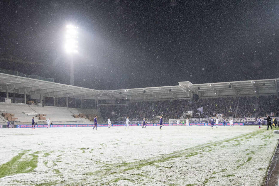 Im Dezember 2017 gegen Darmstadt war der Rasen im Erzgebirgsstadion nach heftigen Schneefällen in Durchgang zwei gerade noch so zumutbar. Aue gewann 1:0.