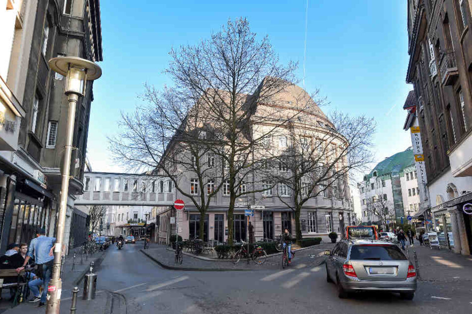 In der rechten Ladenzeile befand sich das Waffelcafé von Botan Tastan.