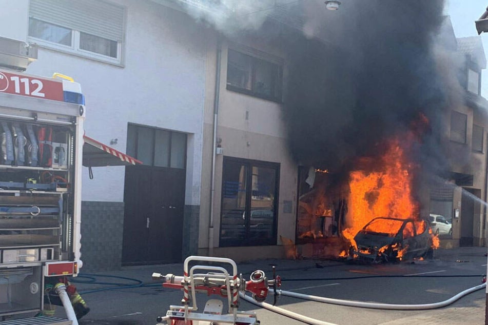 Eine A-Klasse fing Feuer, schließlich griff dieses auch auf ein Haus über.