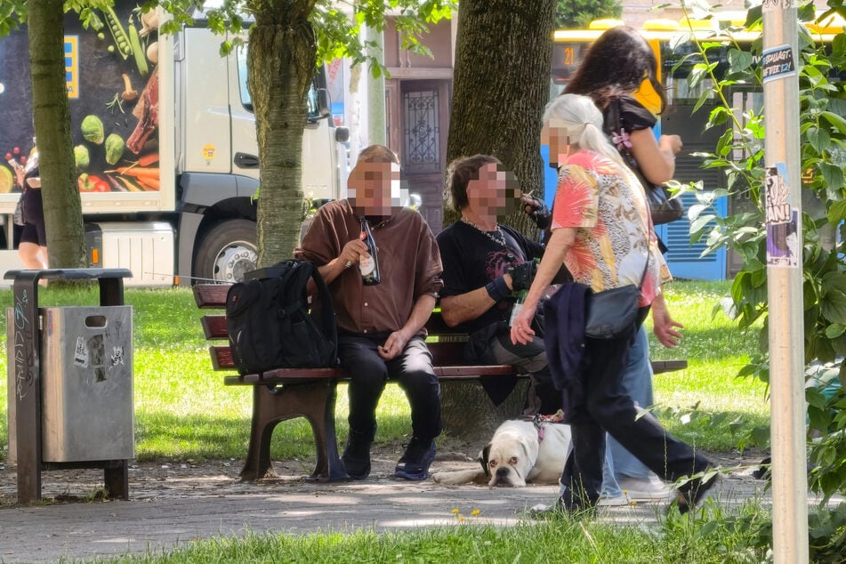 Am ersten Verbotstag ließen sich diese Herren ihr Bier vor der Sachsen-Allee trotzdem schmecken.