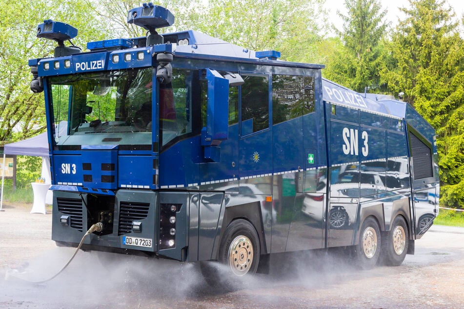 Schon im Mai vergangenen Jahres wurden Wasserwerfer der Polizei vorgestellt, die auch zur Waldbrandbekämpfung eingesetzt werden sollen.