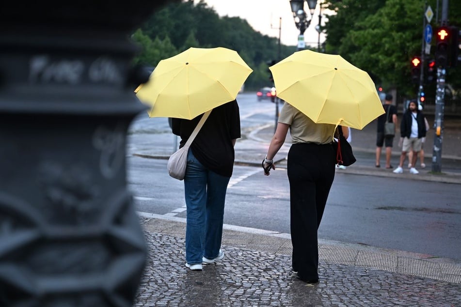 In den nächsten Tagen sollte der Regenschirm bei Outdoor-Aktivitäten in NRW immer mit dabei sein. (Symbolbild)
