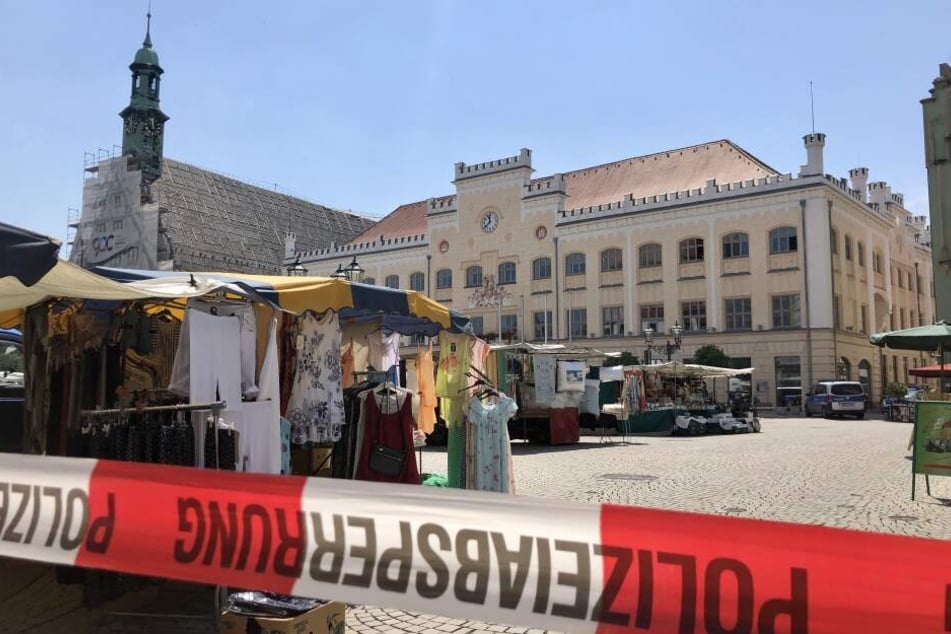 Der Markt rund um das Zwickauer Rathaus wurde großräumig abgesperrt.
