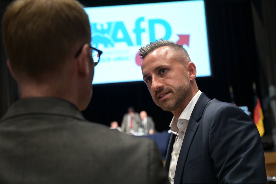 AfD-Spitzenkandidat Ulrich Siegmund (35, r.) will sich nicht "anmaßen", den Holocaust als schlimmstes Verbrechen der Menschheitsgeschichte zu bezeichnen. (Archivfoto)