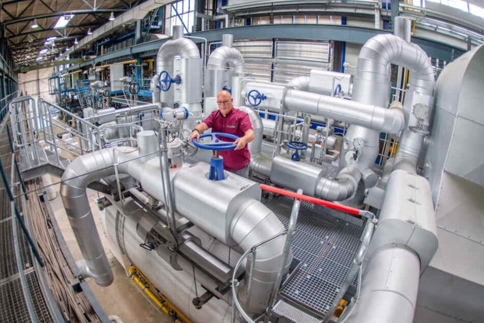 Obermaschinist Mike Stasch an der neuen Kesselanlage. Jeder der drei Kessel wiegt 80 Tonnen. Zusammen leistet das Trio 100 Megawatt.