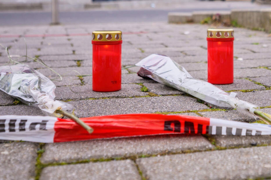 Am Tatort in Hanau-Kesselstadt wurden Blumen abgelegt und Kerzen aufgestellt.