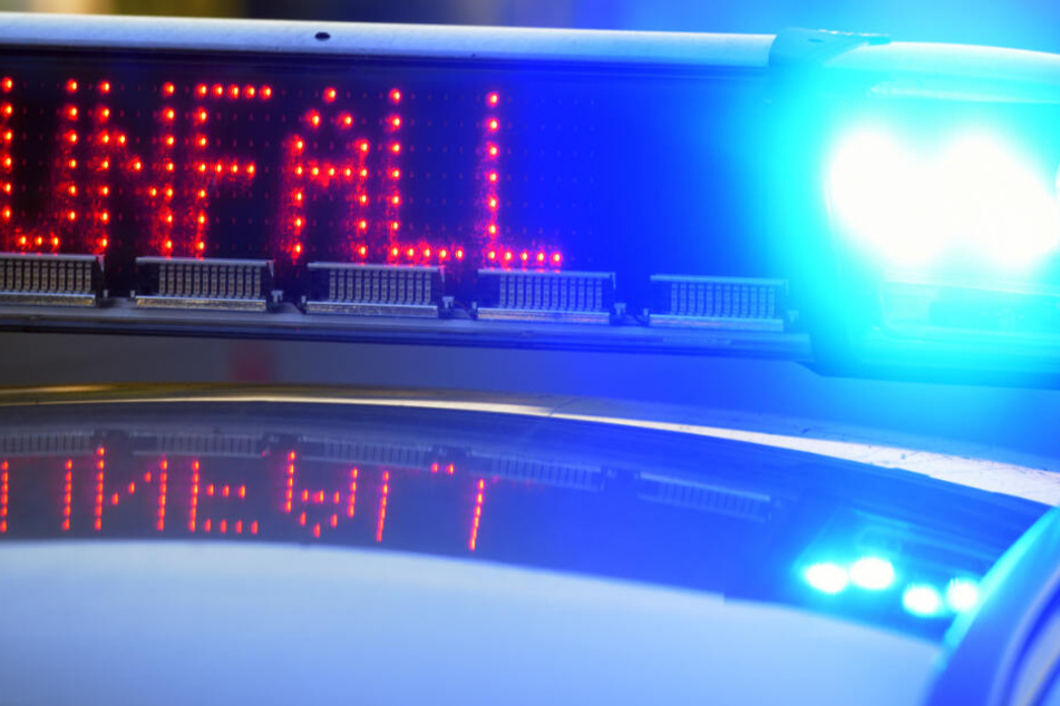 Die Polizei musste nach dem Unfall die A8 für mehrere Stunden sperren. (Symbolbild)