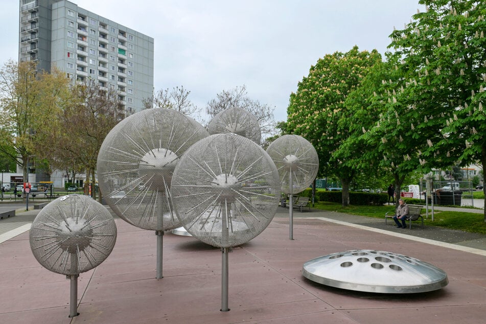 Trauerspiel: Der Pusteblumen-Brunnen auf dem Albert-Wolf-Platz in Prohlis wurde durch Vandalen beschädigt, bleibt trocken.