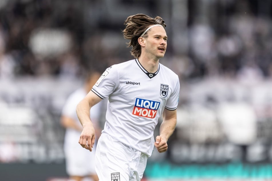 Trotz seiner zehn Saisontore konnte Elias Löder (26) den Abstieg der Ulmer nicht verhindern. Nun kehrt er zurück zum FC Carl Zeiss Jena.