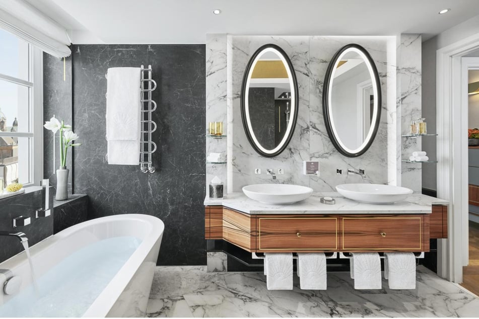 Das Badezimmer des Hotels lädt zum Entspannen ein.