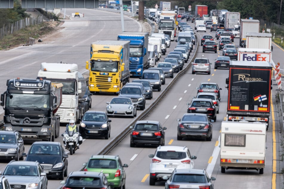 Der Lastwagen-Anhänger kippte um und blockierte die Fahrbahn und den Standstreifen