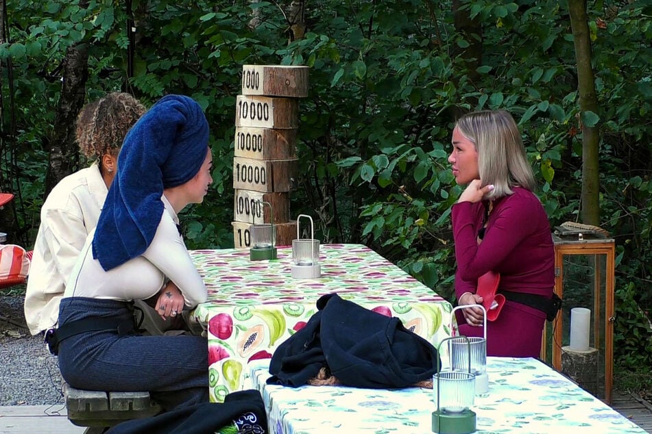 Ariel und Emmy stellten eine große Gemeinsamkeit fest: den gleichen Mann mit den gleichen Überraschungen.