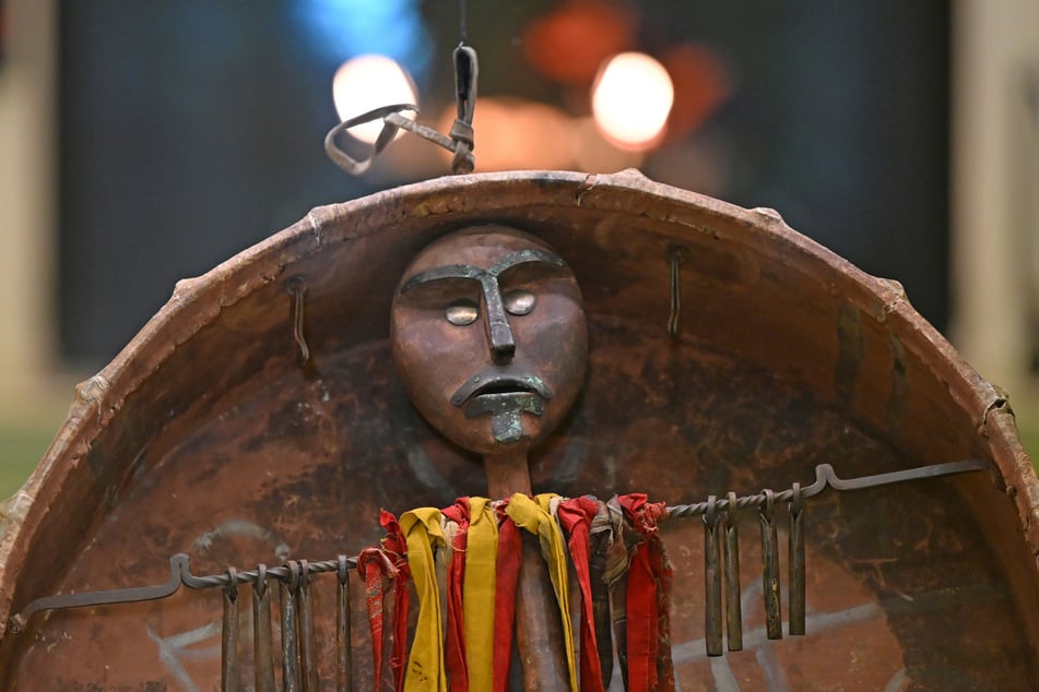 Eine altaische Trommel auf deren Rückseite die Figur "Äsi", der "Herr der Trommel" zu sehen ist.