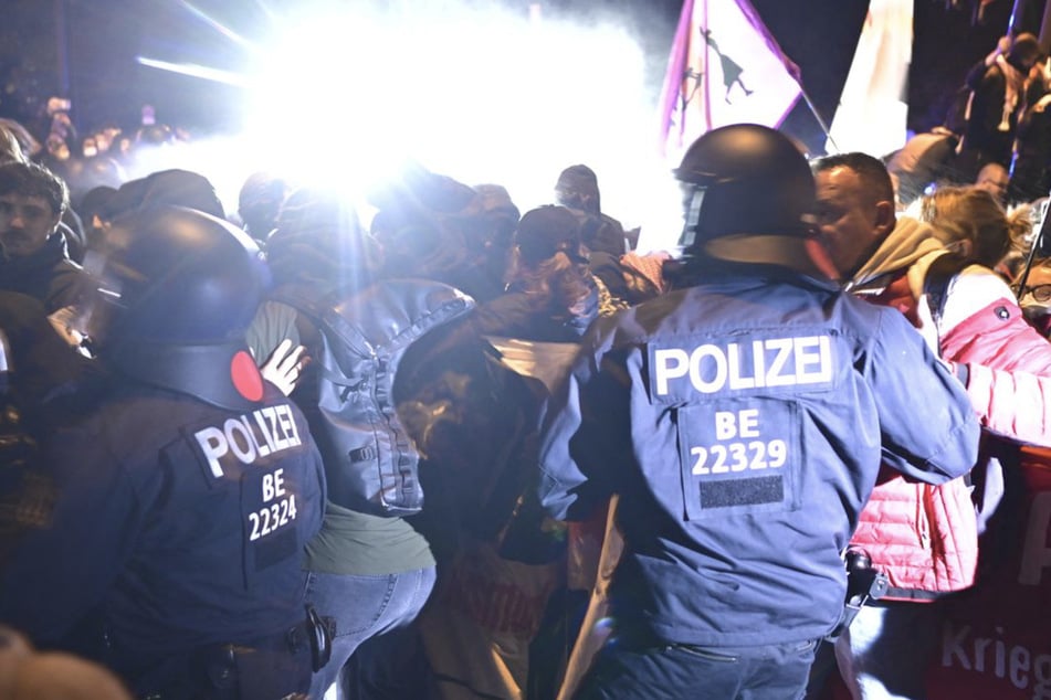Die Polizei hat die Demo beendet.
