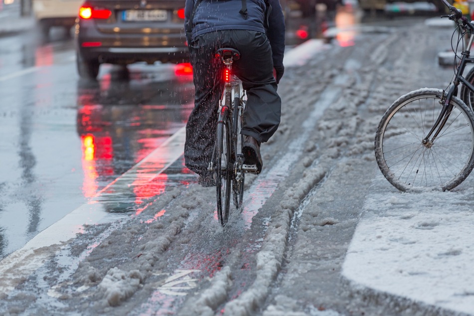 Radfahren im Winter: Zur Arbeit schafft man es matschfrei mit der richtigen Fahrradhose. (Symbolbild)