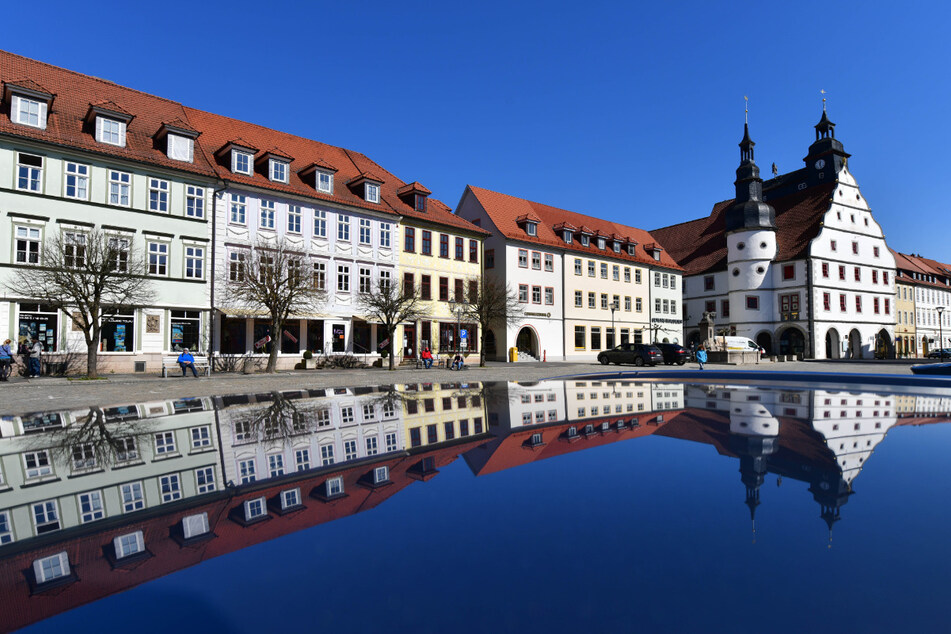 Der fast menschenleere Markt mit dem historischen Rathaus in Hildburghausen.
