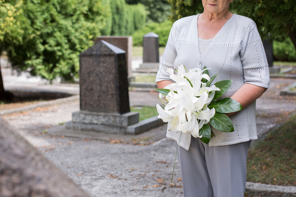 Frankfurt: Seniorin (88) widmet sich auf Friedhof der Grabpflege, dann widerfährt ihr Schreckliches