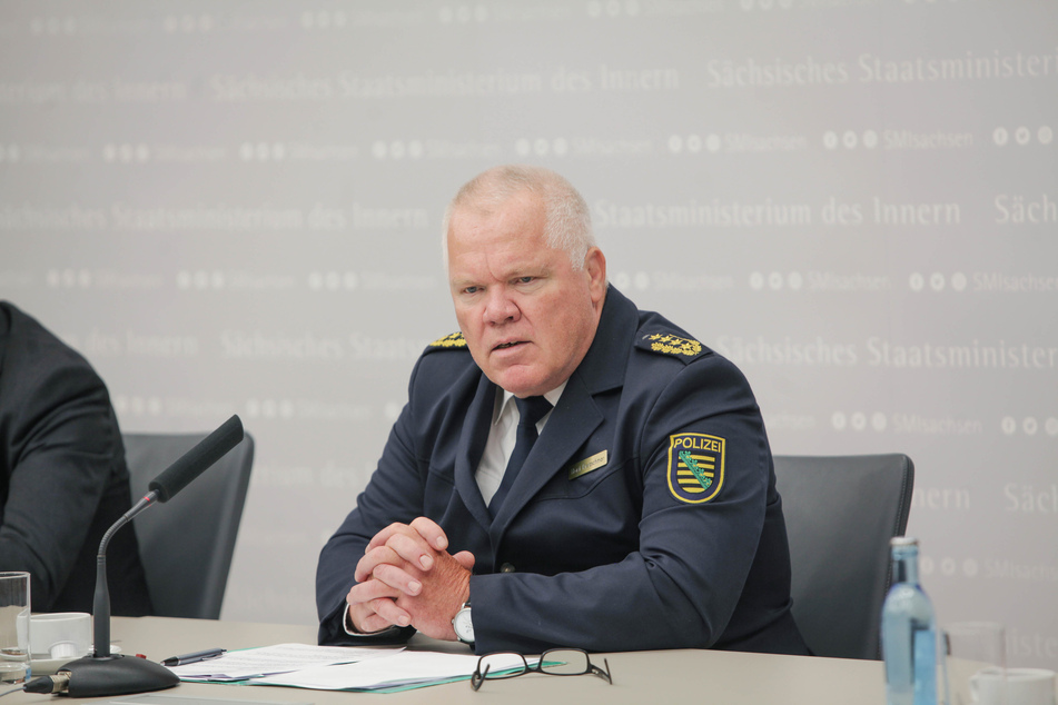 Versucht seinen Minister aus der Schusslinie zu nehmen: Landespolizeipräsident Horst Kretzschmar.