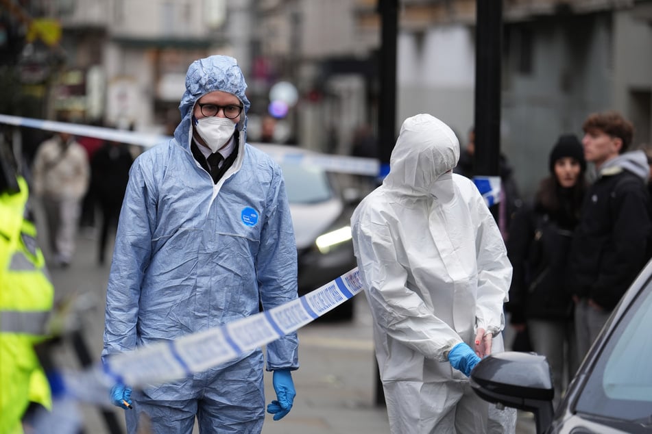 Gerichtsmediziner arbeiten an dem Tatort in der Shaftesbury Avenue im Zentrum Londons.