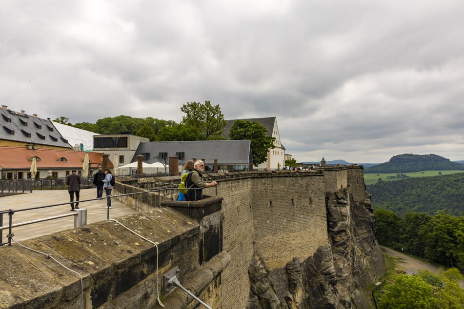 Wo ist wohl der beste Platz, um den Nachttopf über den Mauern der Festung zu entleeren?