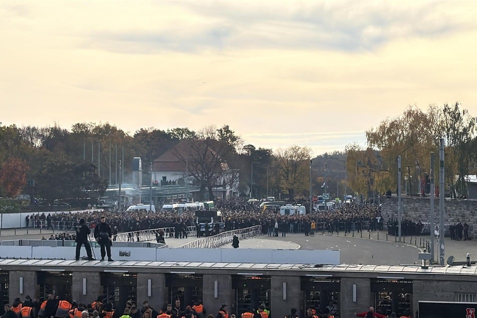 Viele, viele Anhänger stehen noch vor dem Einlass.