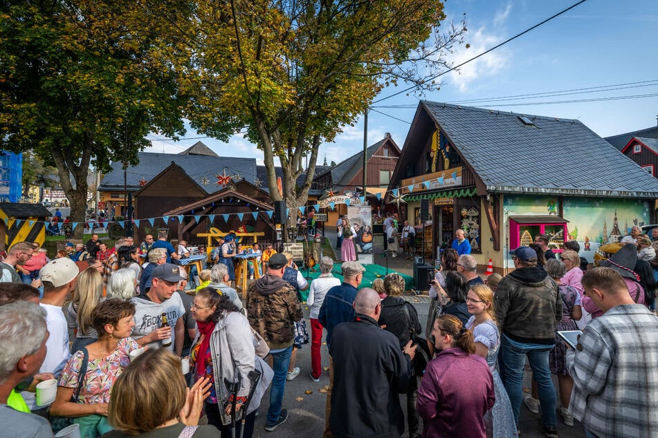 Eine Mischung aus Oktoberfest und Weihnachtsmarkt lockt Besucher nach Seiffen.