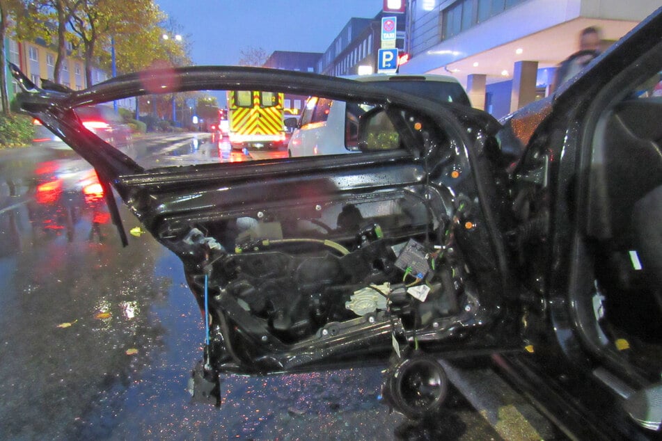 Die Fahrertür des Mercedes wurde bei dem Unfall stark beschädigt.