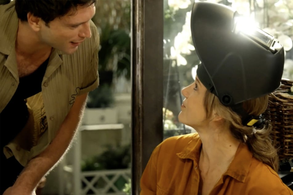 Lou (Eva-Maria Grein von Friedl, 45) fiebert Daniels (Daniel Fritz, 41) Rückkehr entgegen, um ihm zu sagen, dass Jess das Baby behalten will.