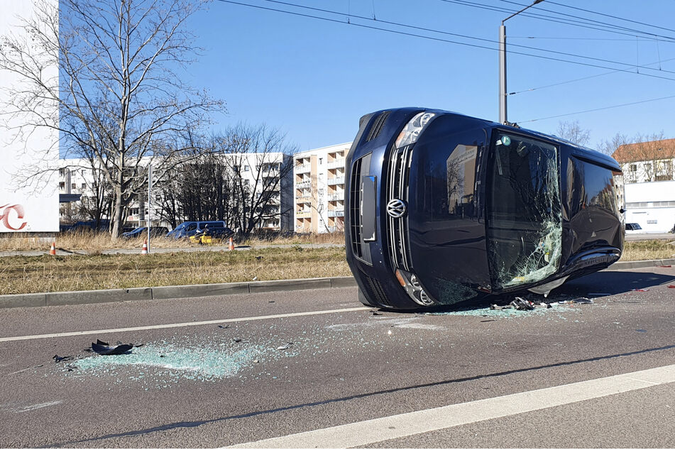Schwerer Unfall in Halle: Auto überschlägt sich und bleibt auf der Seite liegen