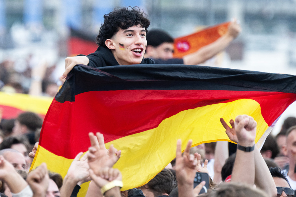 Fans der deutschen Nationalmannschaft freuen sich in Frankfurt am Main auf den Beginn des Spiels.