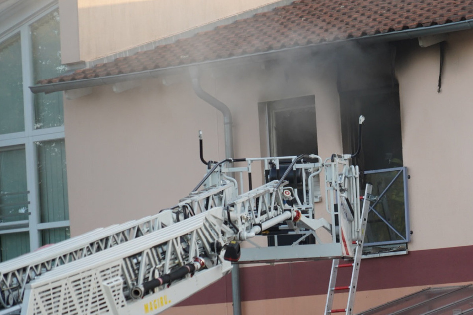 Feuer in mehreren Einrichtungen: Tote Person nach Brand in Pflegeheim gefunden