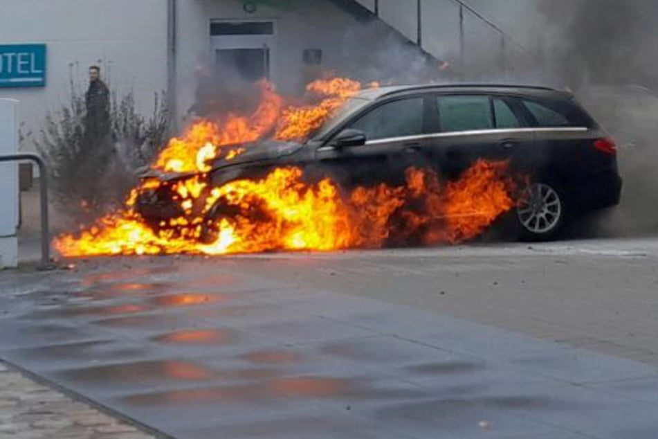 Flammen-Inferno! Mercedes brennt lichterloh