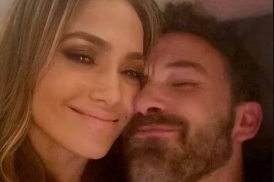 Jennifer Lopez and Ben Affleck (r.) are said to be quietly selling their marital home amid rumors that the two are headed for a divorce.