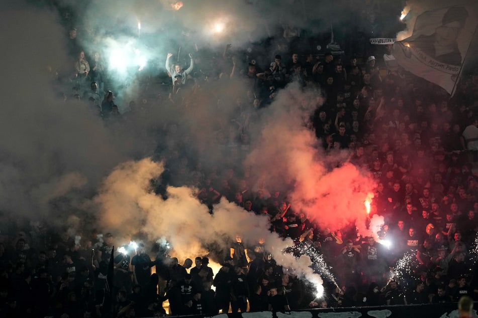 Anhänger von Partizan Belgrad benutzen Pyrotechnik.