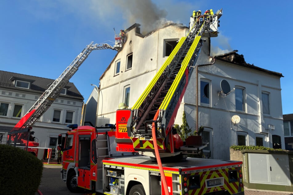 Die Feuerwehr rückte mit rund 70 Einsatzkräften an und bekam die Flammen nach einigen Stunden unter Kontrolle.