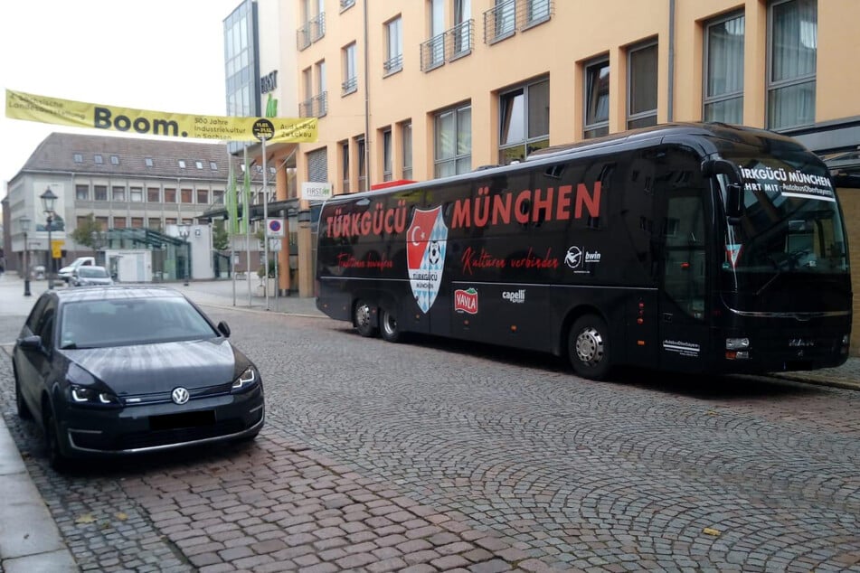 Der Mannschaftsbus des Türkgücü München in Zwickau. Die Partie gegen den FSV wurde kurzfristig abgesagt.