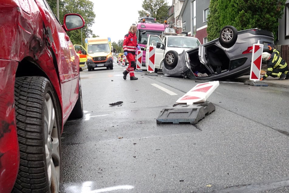 Rentner überschlägt sich auf Irrfahrt in Pirna: Drei Autos beschädigt, mehrere Verletzte
