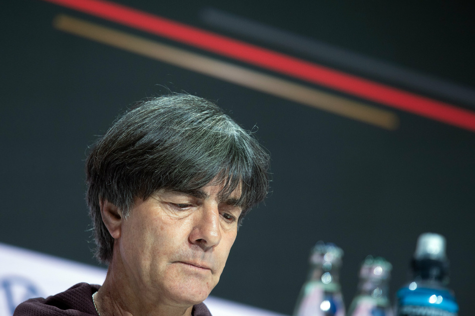 Joachim Löw lässt (61) nach dem Achtelfinal-Aus der deutschen Nationalmannschaft bei der Europameisterschaft gegen den ewigen Rivalen England den Kopf hängen.