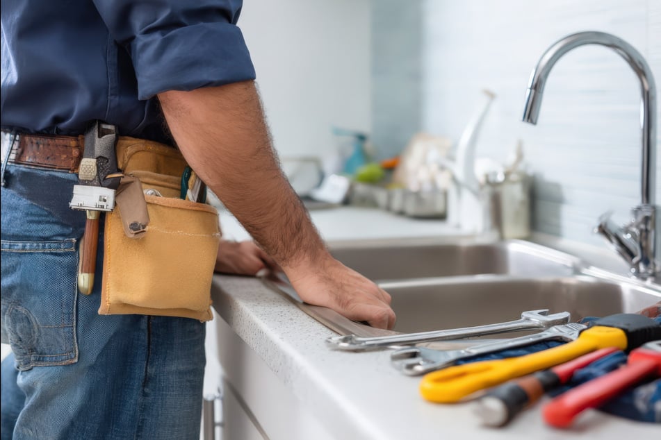 Jeśli likier śmietankowy zatyka odpływ, na końcu często pomaga tylko hydraulik. (Obraz symboliczny)