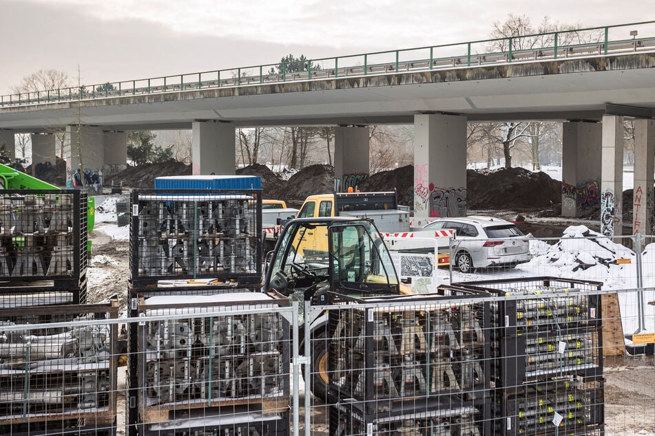 Die ersten Teile des neuen Stützen-Systems sind angeliefert, sollen in den nächsten Tagen verbaut werden.