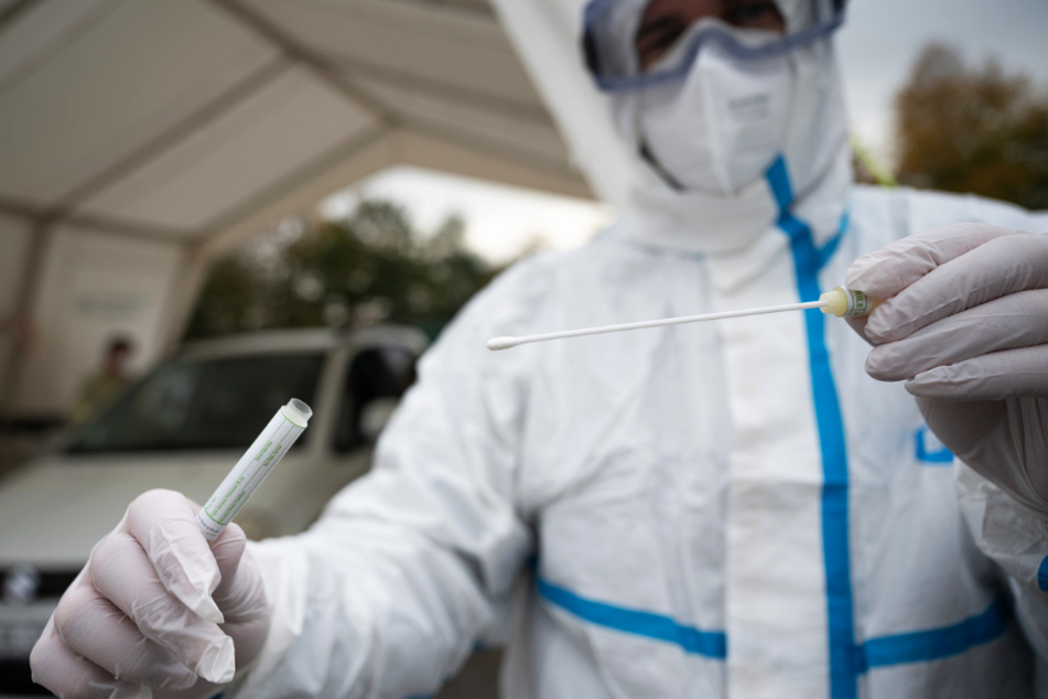 In Baden-Württemberg haben sich bislang mindestens 330.229 Menschen mit dem Coronavirus infiziert, 8407 starben.