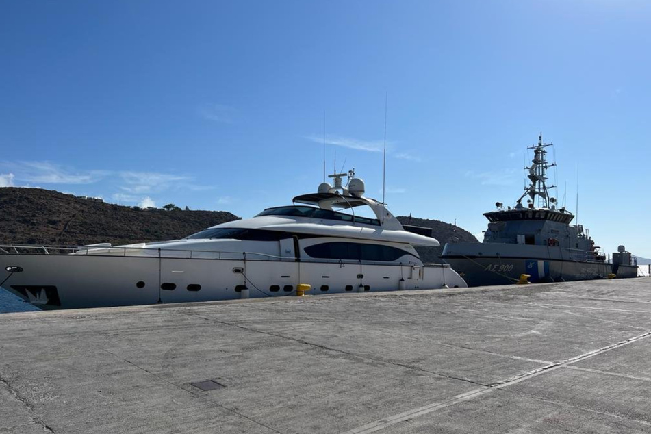 Die griechische Küstenwache mit der Luxusjacht, auf der 51 Migranten eingeschleust wurden.