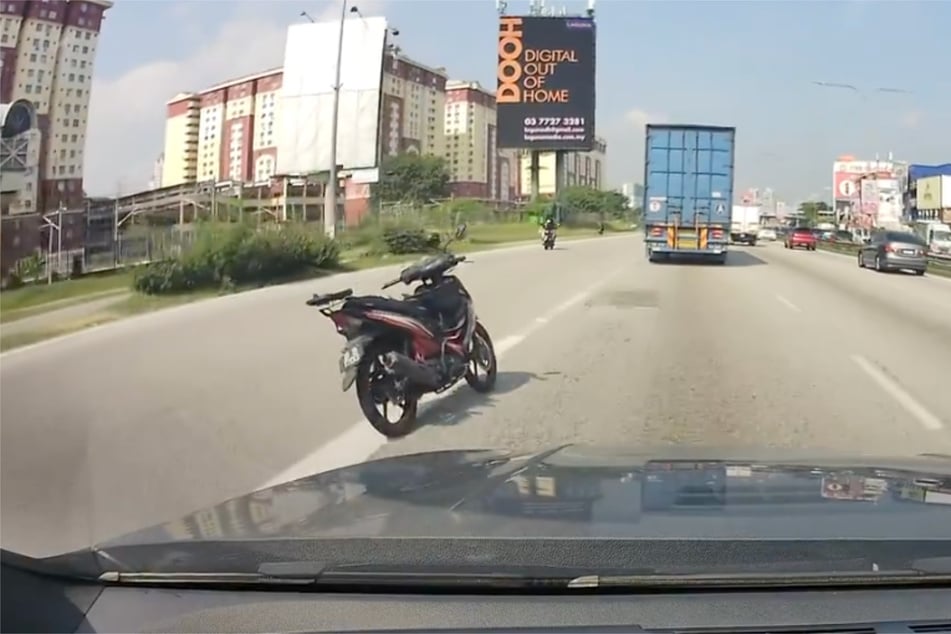 Und plötzlich fuhr das führerlose Motorrad auf der mittleren Spur der Schnellstraße.