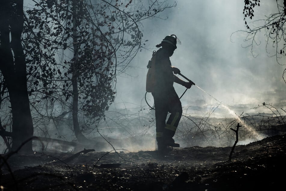 Bürger sollen aufs Duschen und Baden verzichten: Wasser bei Waldbrand-Löscharbeiten knapp
