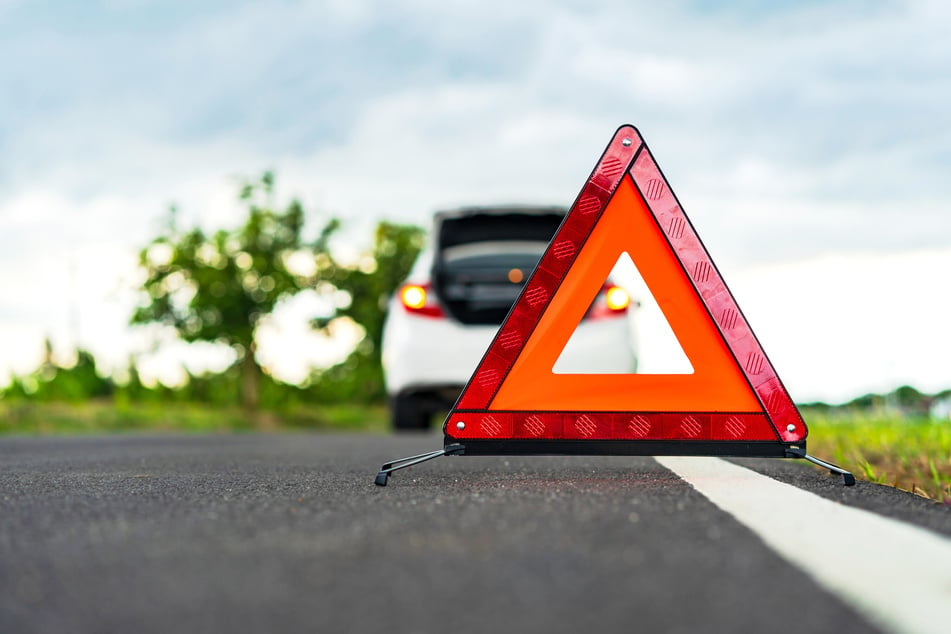 Das Aufstellen des Warndreiecks sollte unmittelbar nach einer Autopanne niemals vergessen werden. (Symbolfoto)