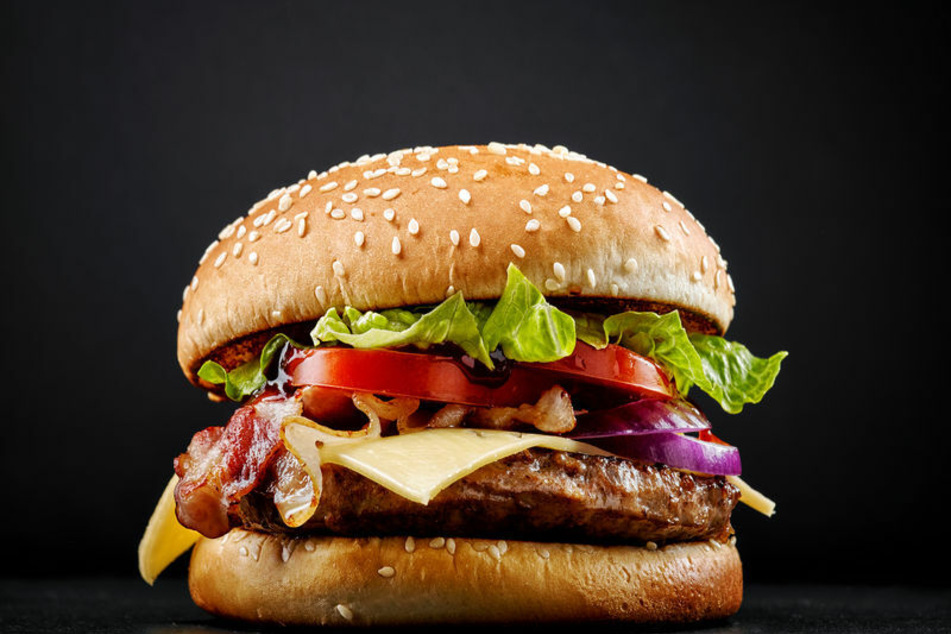In einem Burger versteckte der Schmuggler die Drogen. (Symbolbild)