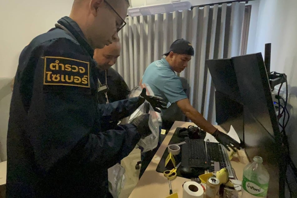 Bei der Durchsuchung beschlagnahmten die Behörden zahlreiche elektronische Geräte.