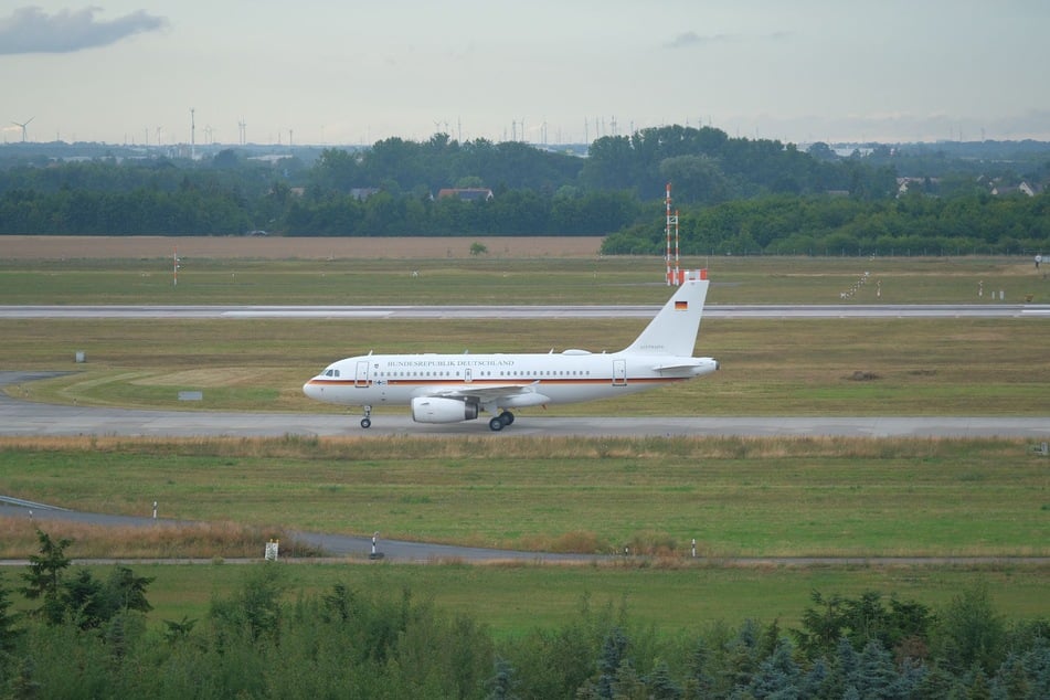 Rare image : un avion gouvernemental a dû atterrir de manière impromptue à Leipzig lundi soir.